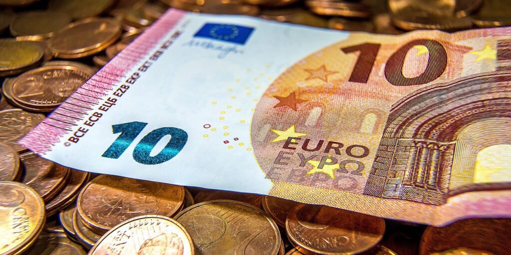 L-euro-a-un-nouveau-plus-bas-depuis-20-ans-face-au-dollar